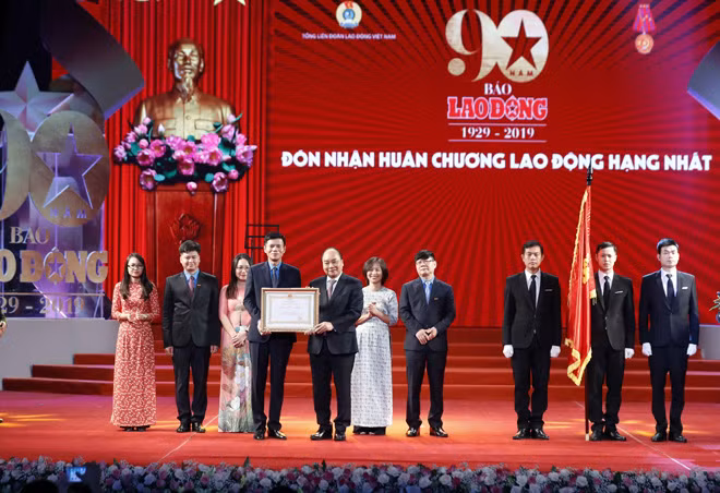 Thủ tướng Nguyễn Xuân Phúc trao tặng Huân chương Lao động hạng Nhất cho Báo Lao động. Ảnh: TTXVN.
