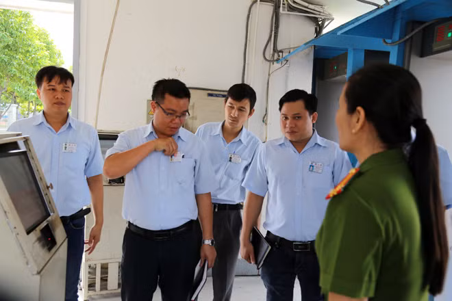 Công an hướng dẫn pháp luật cho Đội công nhân xung kích tự quản Công ty Vison, KCN Việt Nam-Singapore, thị xã Thuận An, Bình Dương.