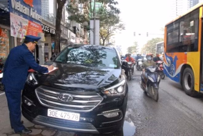 Thanh tra GTVT xử lý xe dừng đỗ sai quy định trên đường Kim Mã. Thanh tra GTVT xử lý xe dừng đỗ sai quy định trên đường Kim Mã.