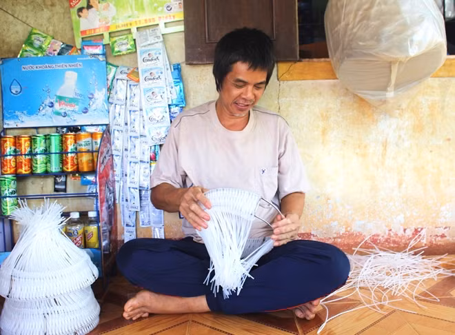 Anh Tuấn đan dớn để bán cho ngư dân trong vùng kiếm thêm thu nhập.