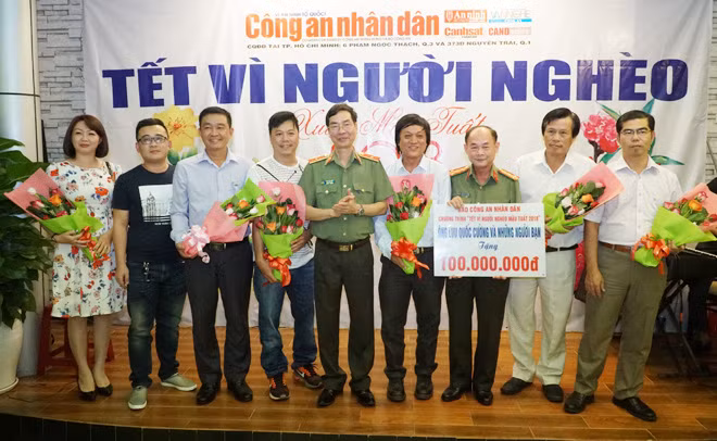 Thiếu tướng Phạm Văn Miên, Tổng Biên tập Báo CAND; Đại tá Trần Kim Thẩm, Phó Tổng Biên tập Báo CAND cùng các nhà hảo tâm tại Chương trình Tết vì người nghèo 2018.