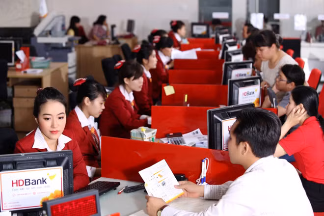 Gửi tiết kiệm sau Tết, nhiều khách hàng được nhận “lì xì”.
