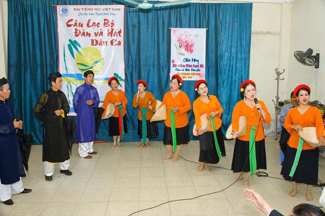 Một buổi biểu diễn dân ca trong Câu lạc bộ. Một buổi biểu diễn dân ca trong Câu lạc bộ.