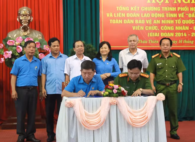 Lãnh đạo Công an tỉnh Thừa Thiên-Huế và LĐLĐ tỉnh ký kết chương trình phối hợp đẩy mạnh phong trào Toàn dân bảo vệ ANTQ.