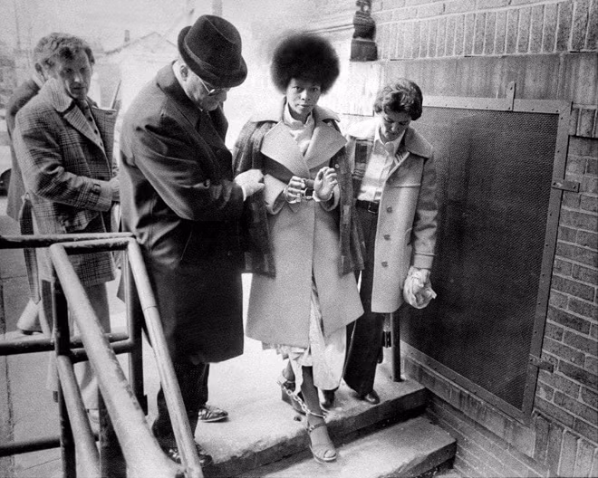 JoAnne Chesimard (tức Assata Shakur) bị giải từ nhà tù Đảo Riker ở thành phố New York đến nhà tù Hạt Middlesex vào tháng 1-1976.