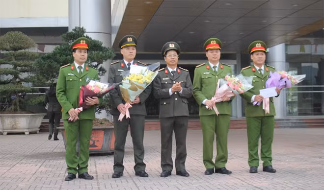 Đại tá Phạm Hồng Tuyến - Giám đốc Công an tỉnh Hòa Bình thưởng nóng cho các đơn vị lập nhiều thành tích xuất sắc trong đấu tranh với tội phạm ma túy.