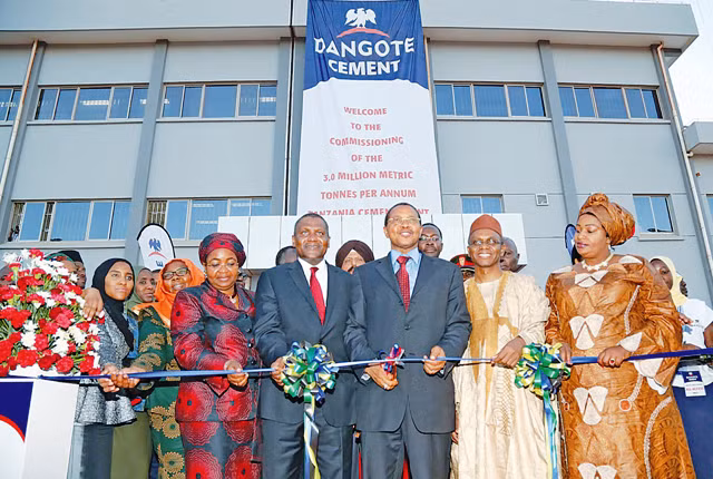 Dangote tham dự một sự kiện tại nhà máy sản xuất ximăng của mình.