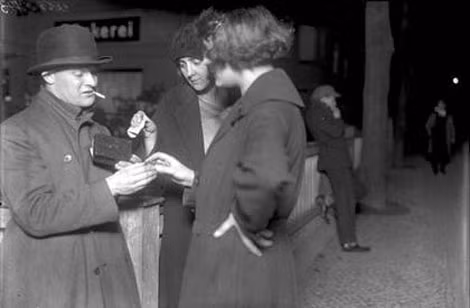 Người sử dụng mua cocaine trên đường phố Berlin năm 1924.