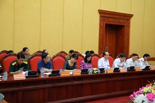 Các đại biểu dự phiên họp.