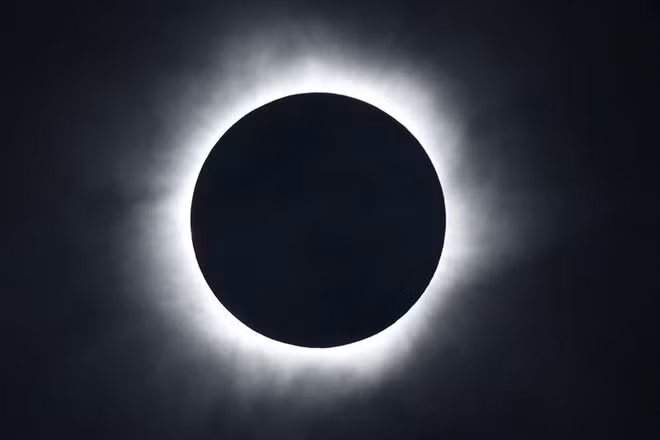 Indonsia là nơi có thể chứng kiến được nhật thực toàn phần. Hình ảnh mặt trời hoàn toàn bị che khuất tại đảo Ternate. Lần gần đây nhất quốc gia vạn đảo chứng kiến nhật thực toàn phần là năm 1983, và phải 33 năm nữa người dân Indonesia mới có dịp được chứng kiến một sự kiện tương tự.