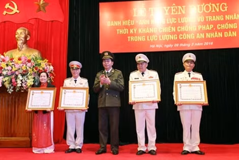 Thay mặt lãnh đạo Đảng, Nhà nước Bộ trưởng Trần Đại Quang đã truy tặng Bằng danh hiệu Anh hùng LLVTND cho thân nhân gia đình Anh hùng.