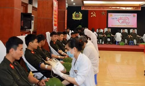CBCS, đoàn viên thanh niên Tổng cục VIII tình nguyện tham gia hiến máu cứu người.