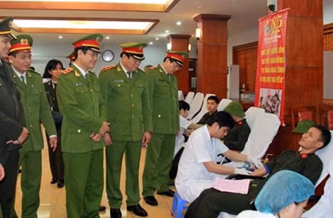Lãnh đạo Tổng cục VIII động viên CBCS, đoàn viên thanh niên tham gia hiến máu.