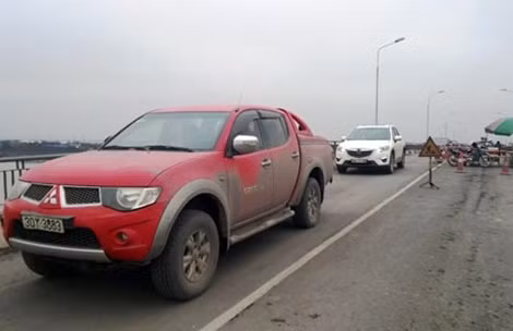Xe ô tô lưu thông qua cầu.