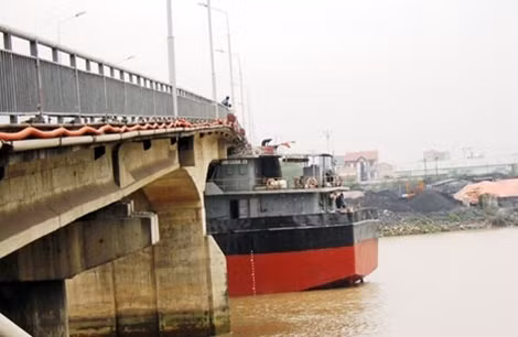 Vị trí tàu đâm vào cầu.