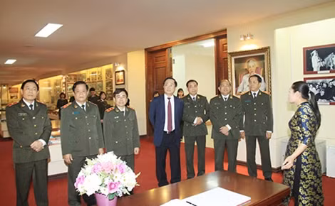 Thứ trưởng Nguyễn Văn Thành thăm Nhà truyền thống của Tổng cục HCKT.