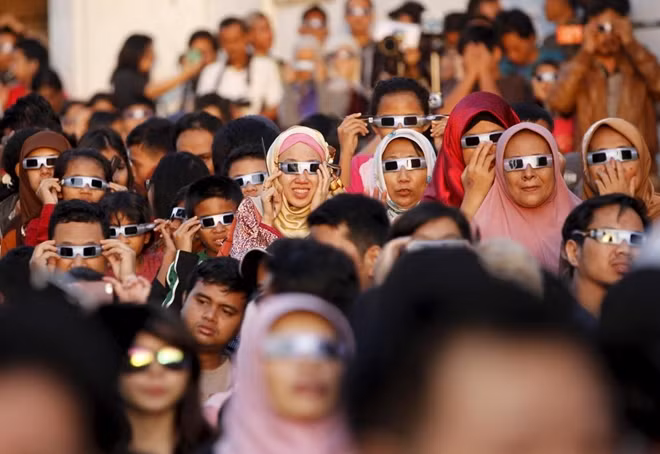Nhật thực khiến hàng ngàn người đổ về Cung thiên văn tại Jakata Indonesia.