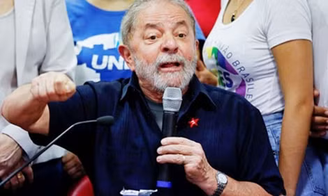 Cựu Tổng thống Lula de Silva họp báo sau khi bị bắt giữ.