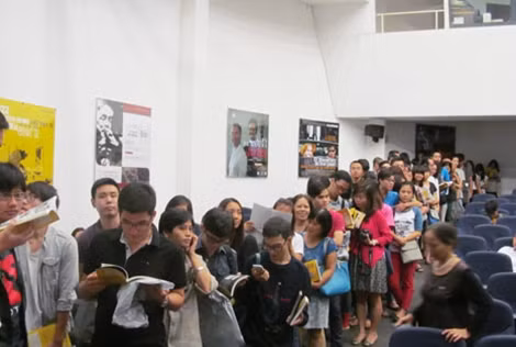 Rất nhiều độc giả xếp hàng chờ xin chữ kí của nhóm tác giả Phong Dương comic khi "Long thần tướng" tập 1 ra đời.