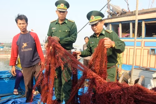 Lực lượng Bộ đội Biên phòng kiểm tra tàu QNa 91939TS sau khi bị tàu nước ngoài tấn công, cướp, phá tài sản.