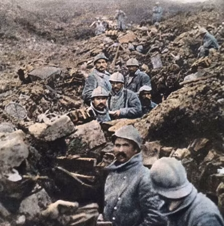 Hình ảnh binh sĩ Pháp dưới hào trong trận Verdun.