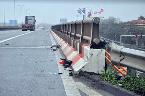 Phía trên cầu nhiều mảnh vỡ của xe máy văng khắp nơi.