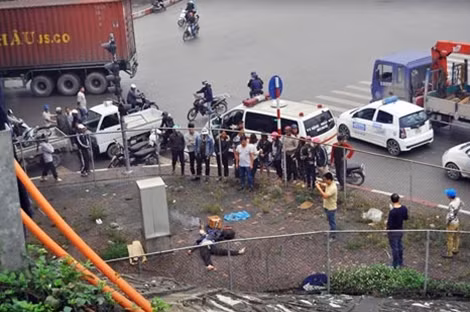 Thi thể nạn nhân xấu xố nằm dưới cầu.