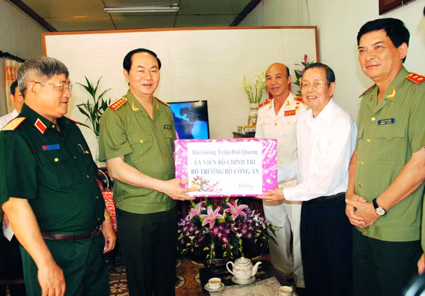 Bộ trưởng Trần Đại Quang đến thăm, chúc mừng Đại tá Trần Cao Giảng nhân dịp ông được Nhà nước phong tặng danh hiệu Anh hùng LLVTND.