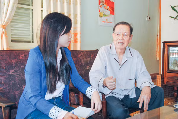 Đại tá Trần Cao Giảng (bên phải).