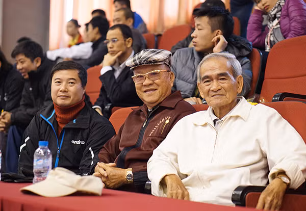 Huyền thoại Lê Văn Tiết (giữa) tại nhà thi đấu Cầu Giấy. Ảnh: Trang Dũng.
