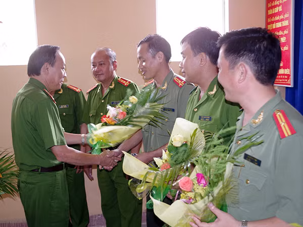 Thượng tướng Lê Quý Vương tặng hoa và thưởng nóng cho các đơn vị tham gia phá án.