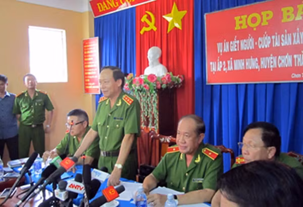 Thượng tướng Lê Quý Vương chủ trì buổi họp báo.