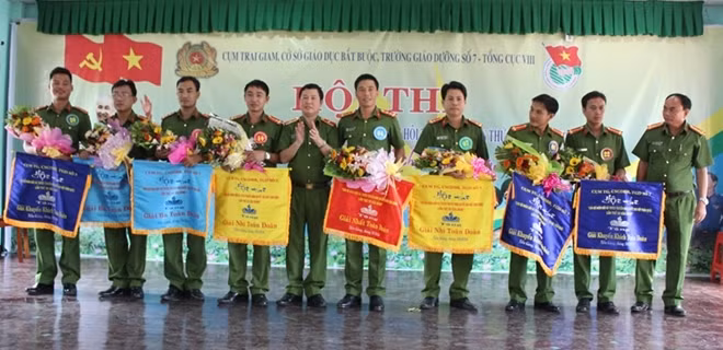 Thiếu tướng Tô Xuân Bốn trao giải Nhất, Nhì, Ba toàn đoàn cho các đơn vị đoạt giải.