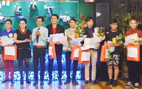 Ban tổ chức và giám khảo trao giải cho các thí sinh.