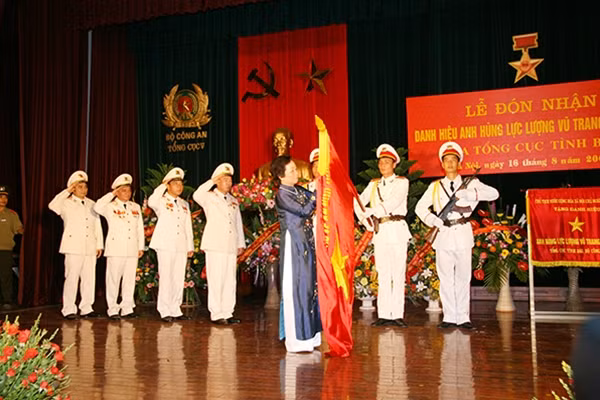 Phó Chủ tịch nước Nguyễn Thị Doan thay mặt lãnh đạo Đảng, Nhà nước gắn huy hiệu Anh hùng LLVTND lên cờ truyền thống của Tổng cục Tình báo (ngày 16-8-2008).