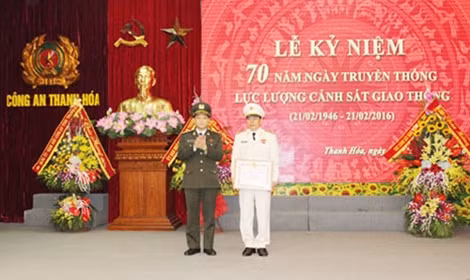 Thừa ủy quyền của Bộ trưởng Bộ Công an, Thiếu tướng Trịnh Xuyên, Ủy viên BTV Tỉnh ủy, Giám đốc CA tỉnh Thanh Hóa trao Bằng khen của Bộ Công an cho Đại tá Lưu Thiện Minh, Trưởng phòng CSGT Công an tỉnh.