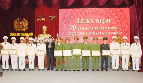 Đồng chí Lê Anh Tuấn, Phó chủ tịch UBND tỉnh trao Bằng khen của Chủ tịch UBND tỉnh cho các tập thể và cá nhân trong lực lượng CSGT Thanh Hóa.