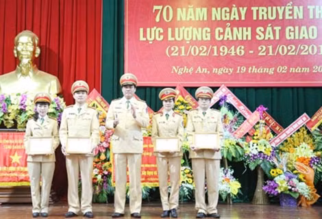 Thiếu tướng Nguyễn Hữu Dánh - Phó Cục trưởng Cục CSGT tặng Bằng khen cho tập thể và cá nhân có thành tích xuất sắc.