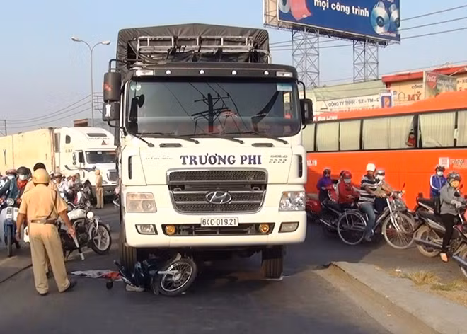 Cô giáo và xe gắn máy bị cuốn vào gầm xe tải