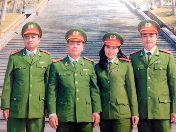 Đại tá Vi Đức Bảo (thứ 2 từ trái sang) và một số cán bộ chiến sĩ Phòng PC52, Công an tỉnh Đắk Nông.