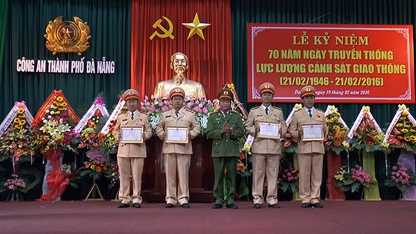 Các tập thể và cá nhân Phòng CSGT Công an TP Đà Nẵng lập thành tích xuất sắc được Cục CSGT và Giám đốc Công an TP Đà Nẵng khen thưởng.
