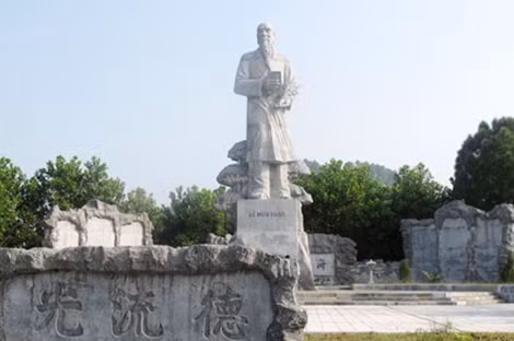 Tượng danh y Lê Hữu Trác tại khu tưởng niệm xã Sơn Trung, huyện Hương Sơn, Hà Tĩnh.