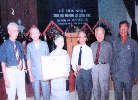 Đồng chí Nguyễn Tài (thứ hai từ trái sang) trong lễ đón nhận Danh hiệu Anh hùng Lực lượng vũ trang nhân dân.