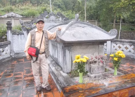 Tác giả bên mộ danh y Lê Hữu Trác.
