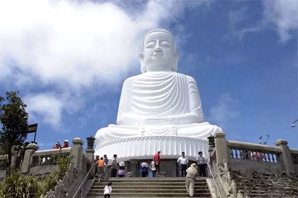 Bà Nà Hill với thiên đường nghỉ dưỡng và những kỷ lục quốc tế vừa được nhận giải thưởng “Điểm tham quan du lịch hàng đầu Việt Nam”.