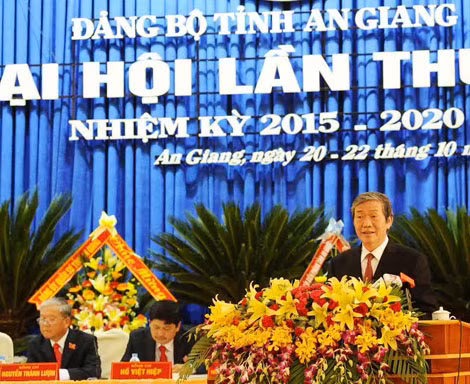 Đồng chí Đinh Thế Huynh phát biểu chỉ đạo Đại hội.