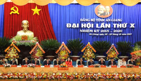 Đoàn Chủ tịch Đại hội đại biểu Đảng bộ tỉnh An Giang lần thứ X (nhiệm kỳ 2015 – 2020).
