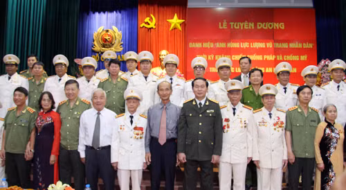 Bộ trưởng Trần Đại Quang cùng các đồng chí lãnh đạo Bộ Công an và đại diện tập thể, cá nhân được phong tặng, truy tặng danh hiệu Anh hùng LLVTND thời kỳ kháng chiến chống Pháp và chống Mỹ. (TP Hồ Chí Minh ngày 18/4, ảnh: Đức Thắng).