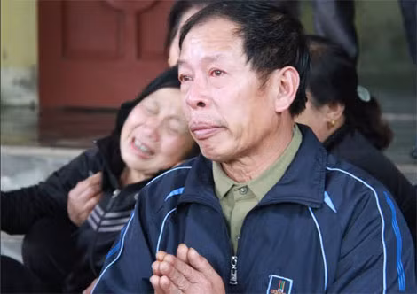 Bố anh Hoàn nghẹn ngào bên quan tài người con trai cả.