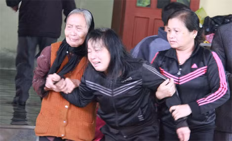 Người mẹ anh Hoàn khóc ngất gọi tên con trai.